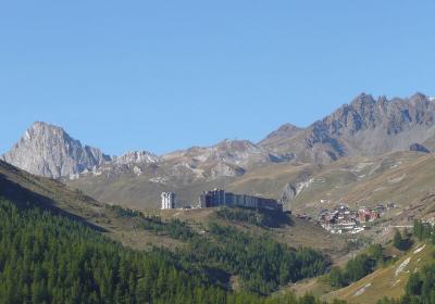 tignes - Tignes 2100 : vue sur le quartier du Lavachet depuis le lac du Chevril tignes - Tignes 2100 : vue sur le quartier du Lavachet depuis le lac du Chevril
