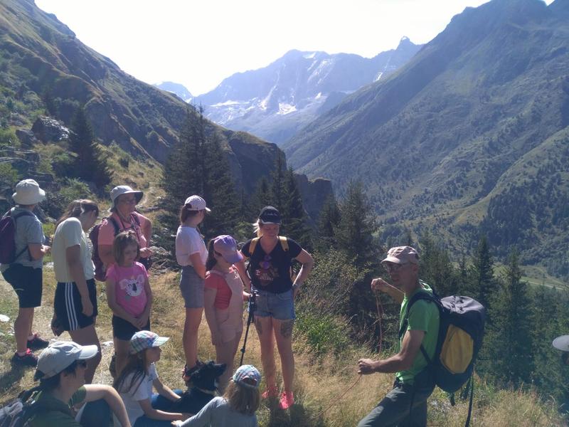 Randonnée-découverte : rencontre en chemin avec Julien, chevrier passionné à Champgny-le-Haut_Champagny-en-Vanoise - Randonnée et rencontre avec un agriculteur de montagne : sur un alpage avec des chèvres, à Champagny-le-Haut Randonnée-découverte : rencontre en chemin avec Julien, chevrier passionné à Champgny-le-Haut_Champagny-en-Vanoise - Randonnée et rencontre avec un agriculteur de montagne : sur un alpage avec des chèvres, à Champagny-le-Haut