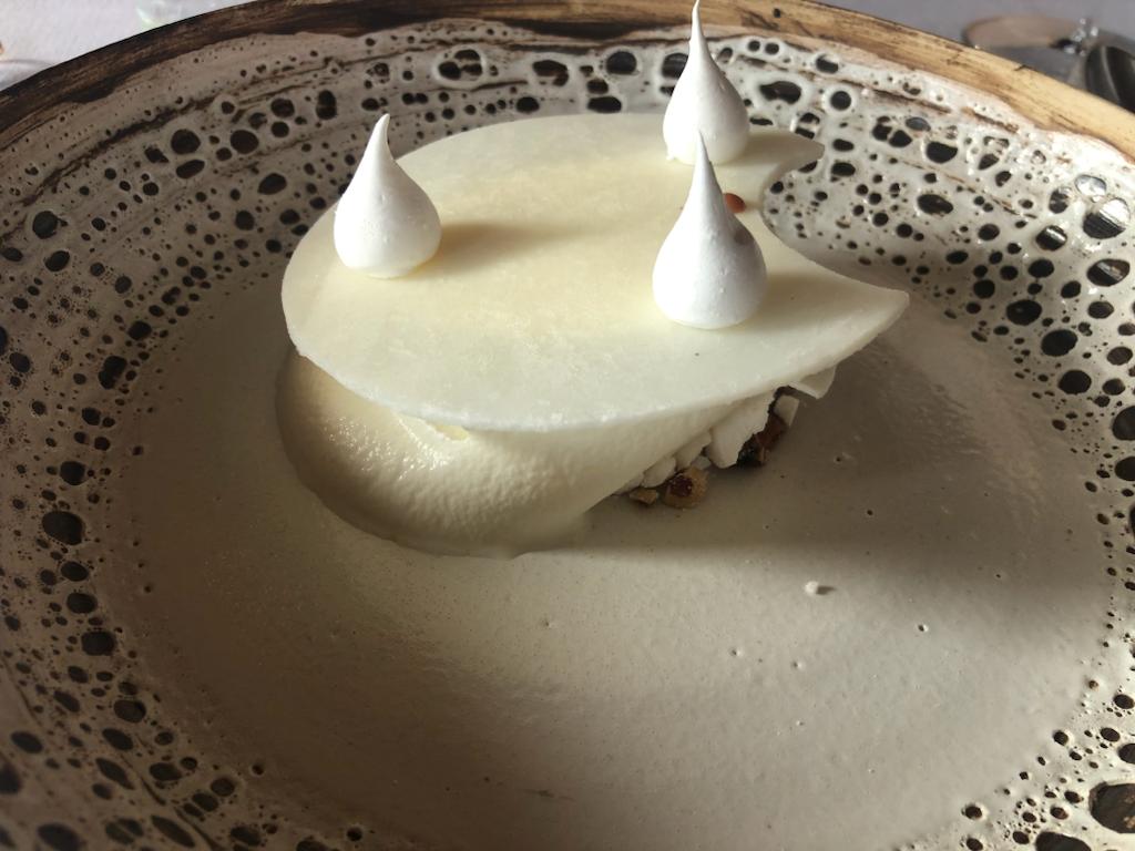 Un gâteau qui ressemble à un paysage de neige dominé par 3 pics : le dessert aux trois laits de René Meilleur
