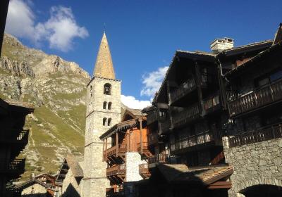 Val d'Isère - village et clocher église St Bernard Val d'Isère - village et clocher église St Bernard